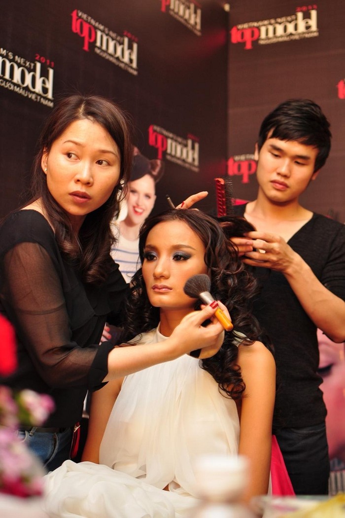 Lê Thúy đang được trang điểm để chuẩn bị cho đêm thi cuối cùng của Vietnam’s Next Top Model