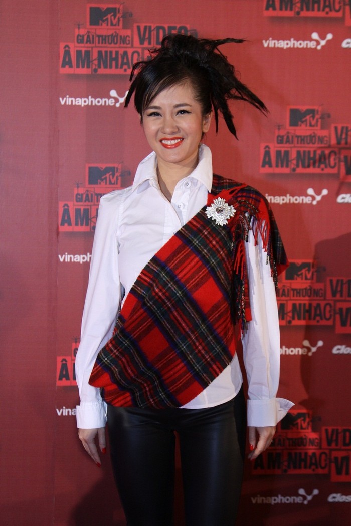 Hồng Nhung xuất hiện với phong cách khá lạ cùng mái tóc mà chị đã thực hiện trong MV Vòng tròn mang đến 3 giải thưởng cho mình