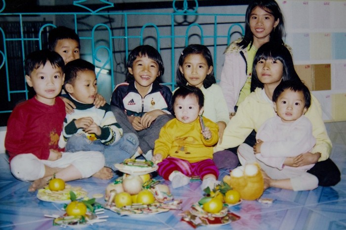 Hoàng Thùy (góc phải ôm em bé) trong một buổi tiệc sinh nhật của bạn cùng xóm