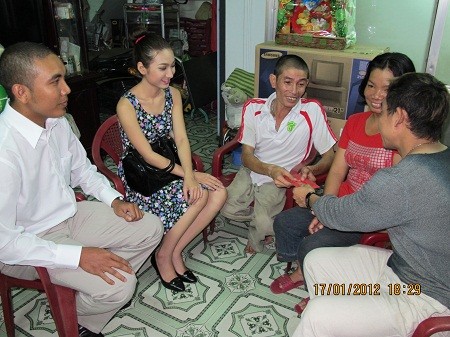 Phạm Văn Mách và Cao Mỹ Kim chia sẻ cùng vợ chồng vận động viên khuyết tật và trao quà Tết
