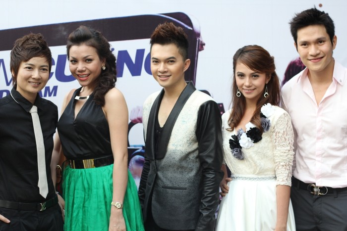Thúy Vinh, Trà Ngọc Hằng (trái) ca sĩ Việt My cùng ca sĩ - người mẫu Minh Anh (phải) tạo dáng với Nam Cường
