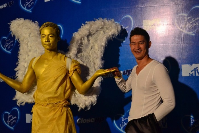 Anh chàng Huy Khánh làm dáng bên "tượng người"