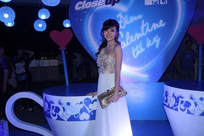 Xuất hiện trong buổi tiệc Valentine, Mi Du chọn cho mình chiếc váy trắng dài thướt tha