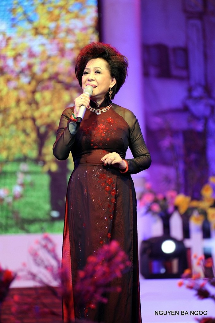 Danh ca Giao Linh được khán giả vỗ tay tán thưởng liên tiếp trong phần biểu diễn của mình. Tuy tuổi đã cao nhưng giọng hát ngọt ngào của bà vẫn làm lay động hàng ngàn khán giả có mặt tại sân Lan Anh.