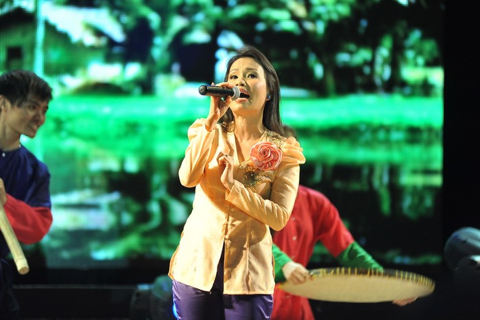 Cẩm Ly vẫn luôn dịu dàng với những bài hát mang âm hưởng dân ca, khán giả ủng hộ nhiệt tình cho bài hát "Cho đá nở hoa"