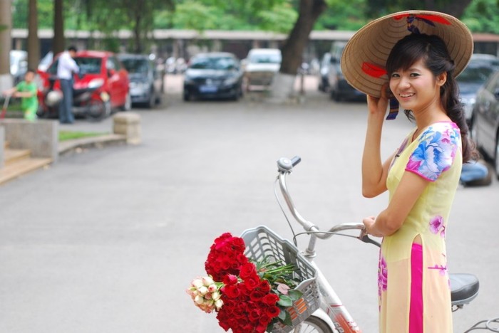 Thanh Huyền rất thích mặc áo dài trong những dịp trọng đại để tôn vinh vẻ đẹp của người phụ nữ Việt Nam, với Thanh Huyền người phụ nữ luôn mang vẻ đẹp tiềm ẩn