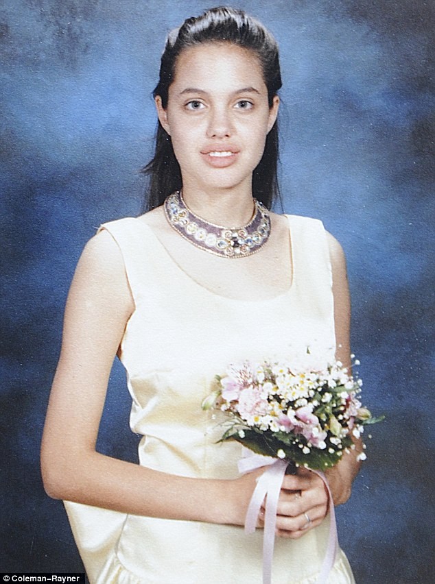 Đôi môi mọng và cặp mắt sâu hút hồn là những gì khó có thể quên đối với những ai đã từng gặp Jolie. Angelina Jolie mặc bộ váy satin khi tốt nghiệp lớp 8 năm 14 tuổi.