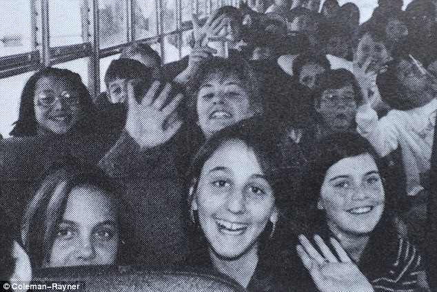 Jolie năm 11 tuổi trong chuyến đi chơi cùng các bạn học trường cấp 1 El Rodeo