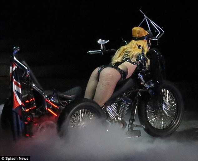 Gaga nằm trên chiếc xe gắn máy trong một trang phục da đầy gợi cảm trong tiếng reo hò của đám đông khán giả.