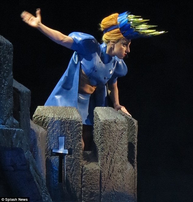 Trong show diễn, Gaga liên tục thay những trang phục ấn tượng khác nhau, tạo nên sự bất ngờ đầy thú vị cho khán giả Australia