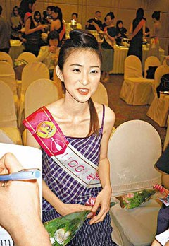 Cuộc thi Hoa hậu Hồng Kông năm 2001 cũng dính nhiều lùm xùm như thí sinh Quảng Tuệ Mẫn hút thuốc nơi công cộng. Ngoài ra, hai thí sinh là Hoàng Khiết Lâm, Trương Khiết Nghi (ảnh) đều đã phá thai. Và tới đêm chung kết thì người dẫn chương trình Tằng Chí Vỹ bất ngờ bị đánh trọng thương.