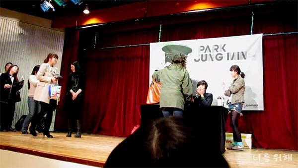 Tại buổi tặng chữ ký khác của nhóm Synnara, Jungmin đã phát sợ khi nhìn thấy mặt nạ khủng khiếp của một fan hâm mộ nhằm làm anh vui. Ban đầu, Jungmin rất thất kinh nhưng sau đó anh lấy lại bình tĩnh và ký tặng fan hâm mộ đặc biệt này.