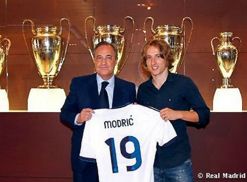 Từ sau Hugo Sanchez cho đến Modric, tổng cộng đã có 15 cầu thủ mang số áo bị xem là “ma ám” này.