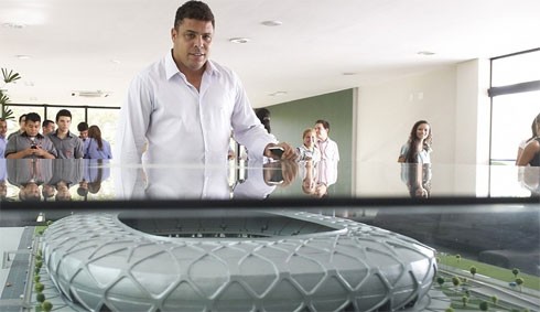 Ronaldo xem mô hình của Manaus - một trong những sân bóng ở Brazil được xây dựng để phục vụ cho World Cup 2014 được tổ chức ở nước này.
