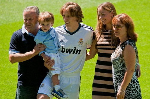 Vanija Bosnic (thứ hai từ phải sang) cùng Modric ra mắt tại sân Bernabeu - Ảnh: AFP