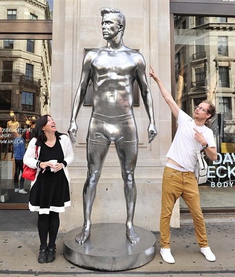 Nhiều người hiếu kỳ đã đến tận nơi để được chạm vào “cơ thể” của chàng cầu thủ nổi tiếng này. Bức tượng cao 3 mét, được đúc bằng bạc và đánh bóng rất tỉ mỉ. Mục đích của việc đặt bức tượng tại thủ đô London là để quảng cáo đồ lót cho hãng thời trang H&M. Chàng David Beckham bằng bạc này cởi trần và chỉ mặc chiếc quần lót của hãng nãy.