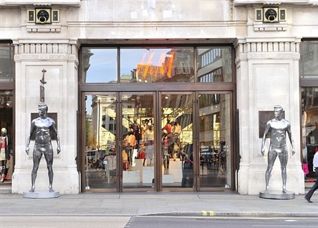 Hai bức tượng David Beckham bằng bạc đặt tại thủ đô London được hãng đồ lót H&M thiết kế giống như thật.