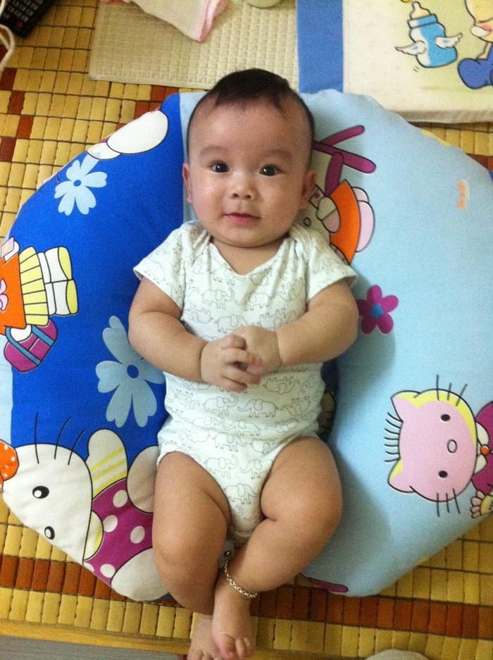 Cậu con trai đầu lòng của hậu vệ SHB Đà Nẵng chào đời ngày 12/3/2012, thừa hưởng đường nét của cả bố và mẹ.