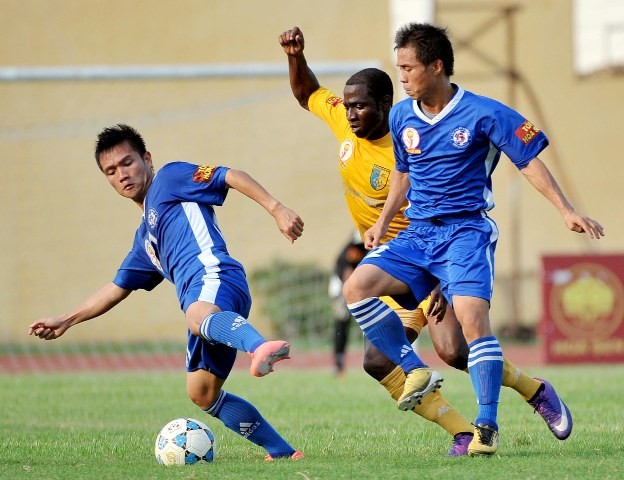 Đinh Thanh Trung (trái) bị nhầm lẫn với cầu thủ Nguyễn Thành Trung vừa bị treo giò