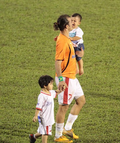 Sau trận đấu, anh cùng hai con trai xuống sân.