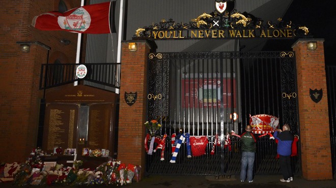 CĐV tưởng niệm những nạn nhân thiệt mạng trong thảm họa Hillsborough trước cổng sân Anfield của đội Liverpool hôm 12-9 - Ảnh: Reuters