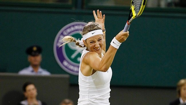 Azarenka sở hữu lối đánh nhanh, thông minh và mang tính biểu diễn cao. Sở trường của cô là những cú bạt phải có độ xoáy hiểm hóc.