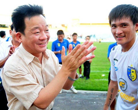 Mối quan hệ của bầu Hiển và hai đội bóng Hà Nội T&T và Đà Nẵng được ví là ông bố với con đẻ và con nuôi.