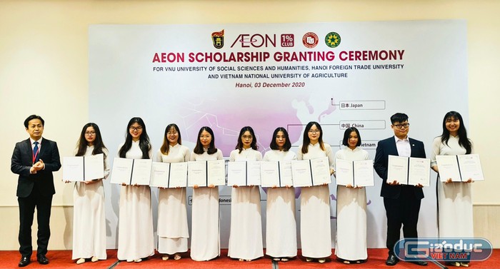 Đặng Thị Phương Anh (ngoài cùng bên phải) nhận học bổng Aeon Mall lần 2, năm 2020. Học bổng được trao cho những sinh viên có thành tích học tập xuất sắc tại khu vực Hà Nội. (Ảnh: Nhân vật cung cấp)