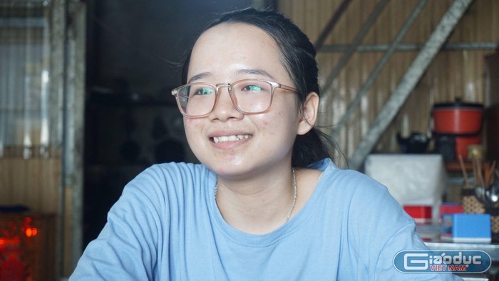 Nữ sinh Lê Thị Hiền luôn lạc quan rằng hoàn cảnh của bản thân dù khó khăn nhưng vẫn may mắn hơn nhiều bạn khác. (Ảnh: H.L)