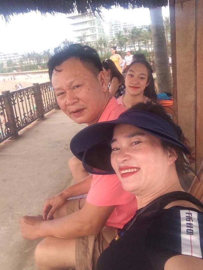Nguyễn Lê Phương My chụp ảnh cùng bố mẹ. (Ảnh: NVCC)