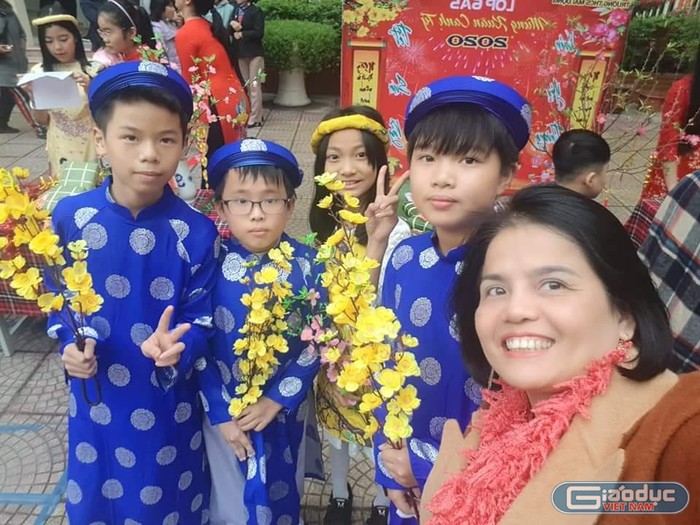 Cô Trần Thị Mai Hương cùng các em học sinh chụp ảnh lưu niệm trước dịp Tết Nguyên đán 2020. (Ảnh: NVCC)