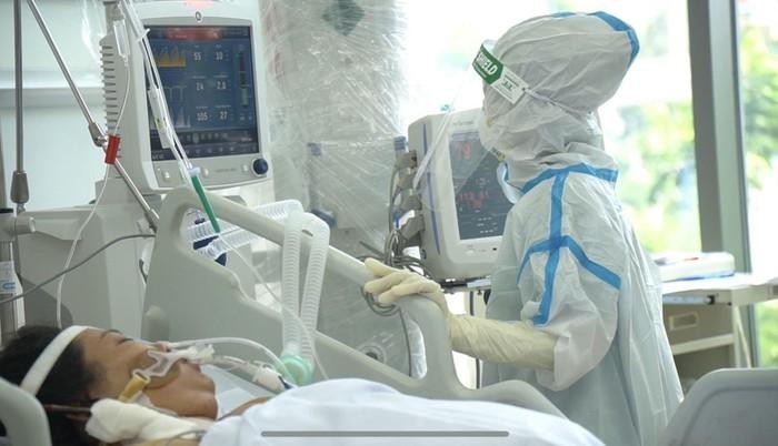 Bác sỹ điều trị cho bệnh nhân mắc COVID-19 (Ảnh: Trung tâm kiểm soát bệnh tật Thành phố Hồ Chí Minh)