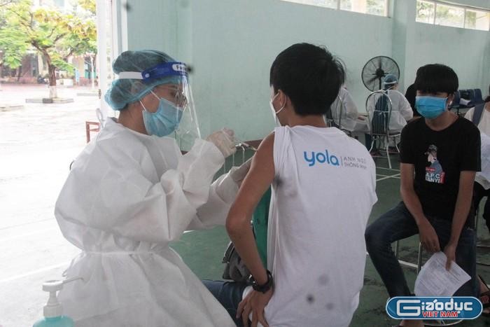 Đà Nẵng triển khai tiêm vắc xin cho học sinh để đến trường học trực tiếp. Ảnh: AN