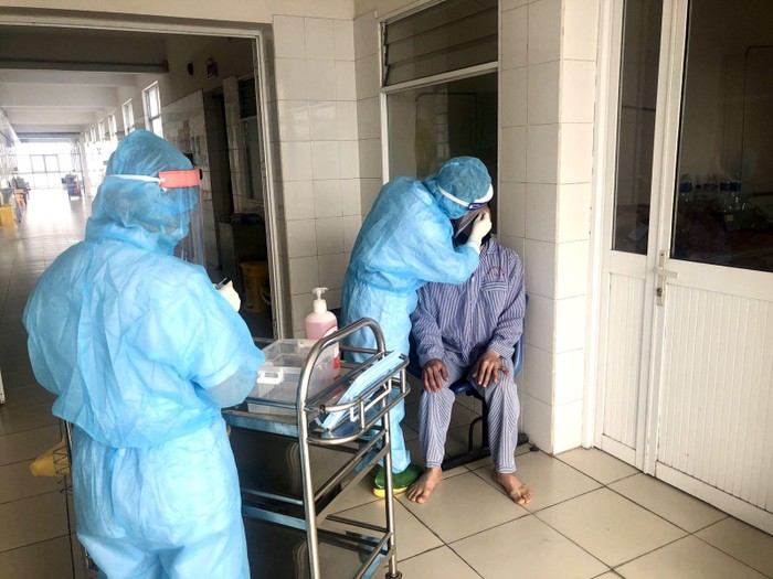 Lấy mẫu xét nghiệm trường hợp cách ly để thực hiện xét nghiệm SARS-CoV-2 tại bệnh viện số 2 (Ảnh Trung tâm y tế Ba Chẽ)