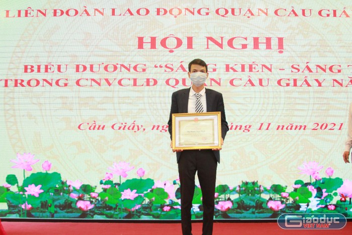 Thầy Nguyễn Trọng Thanh nhận giấy khen tại Hội nghị biểu dương "sáng kiến - sáng tạo" của quận Cầu Giấy. (ảnh: Mạnh Đoàn)