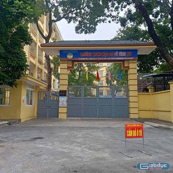 Trường Trung học cơ sở Vĩnh Tuy được phụ huynh phản ánh là tổ chức dạy thêm online ngay từ đầu năm học đến nay. (Ảnh: Mạnh Đoàn)