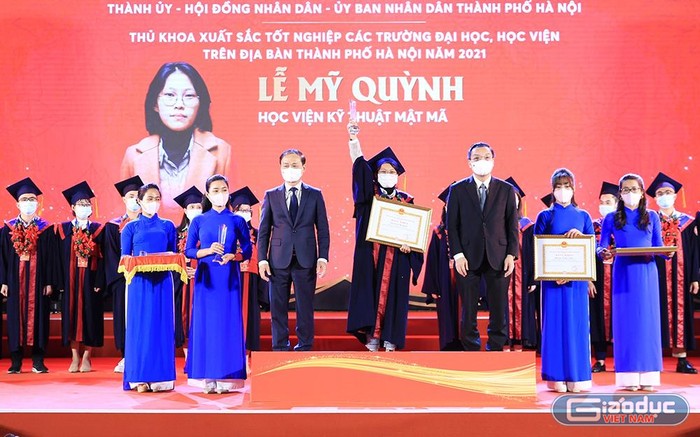 Lê Mỹ Quỳnh trong lễ vinh danh những thủ khoa xuất sắc tốt nghiệp các trường đại học, học viện trên địa bàn Thành phố Hà Nội năm 2021. (Ảnh: NVCC)