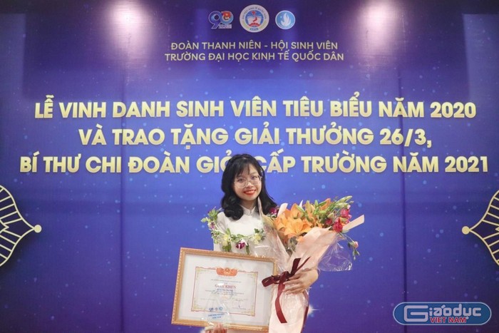 Song song với thành tích học tập xuất sắc, Trần Thùy Linh còn là lãnh đạo lớp năng nổ. (Ảnh: NVCC)