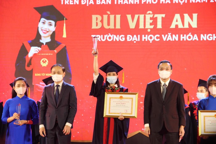 Bùi Việt An được xướng tên trong buổi lễ vinh danh thủ khoa xuất sắc trên địa bàn Thành phố Hà Nội vào tháng 11 vừa qua. (Ảnh: NVCC)