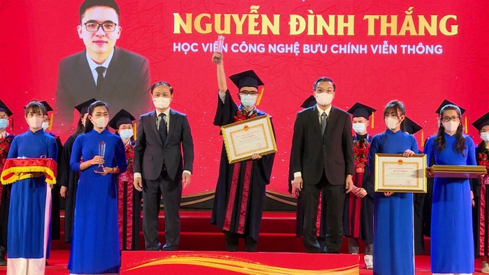 Nguyễn Đình Thắng là thủ khoa "già" thứ 2 trong số 90 thủ khoa xuất sắc trên địa bàn Thành phố Hà Nội được vinh danh vào tháng 11 vừa qua. (Ảnh: NVCC)