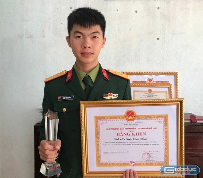 Trần Công Bằng là 1 trong 90 Thủ khoa tốt nghiệp xuất sắc được Ủy ban Nhân dân Thành phố Hà Nội trao tặng. (Ảnh: NVCC)