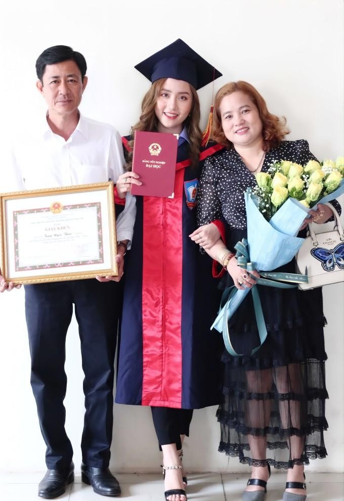 Thảo cùng bố mẹ trong ngày nhận bằng tốt nghiệp. (Ảnh: NVCC)