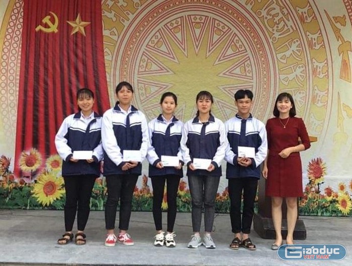 Cô giáo Lê Thị Thu HIền (bên phải ngoài cùng) chụp ảnh cùng các em học sinh trong trường. (Ảnh: NVCC)