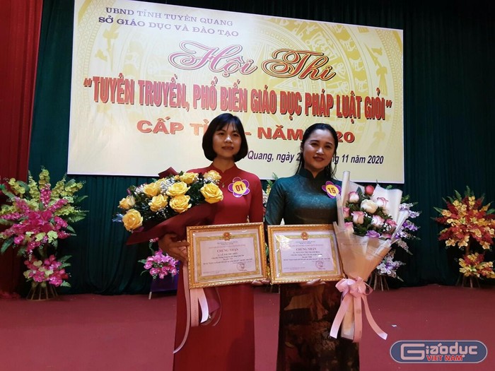 Cô Hiền (bên trái ảnh) tại Hội thi tuyên truyền, phổ biến giáo dục pháp luật giỏi cấp tỉnh năm 2020. (Ảnh: NVCC)