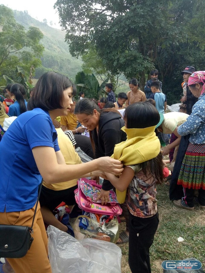 Cô Hiền tham gia hoạt động thiện nguyện, trao quần áo cho các em học sinh vùng khó khăn. (Ảnh: NVCC)