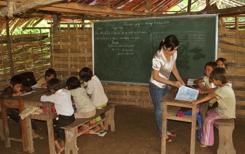 Kể từ tháng 7/2022, tỉnh Hòa Bình sẽ thực hiện tinh giản biên chế đối với giáo viên. (Ảnh Tạp chí của Ban Tuyên giáo Trung ương)