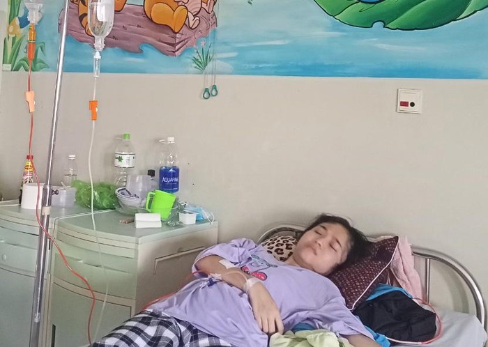 Nguyễn Thị Thu Huyền phải gác lại việc học hành để đi điều trị tại bệnh viện Ung bướu Đà Nẵng. (Ảnh: TH)