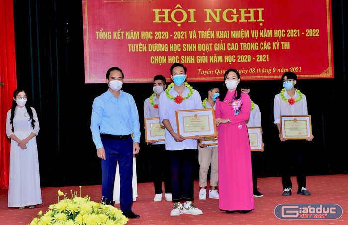 Triệu Đức Khánh được nhà trường tuyên dương về thành tích đoạt giải Ba kì thi chọn học sinh giỏi năm học 2020-2021. (Ảnh: NVCC)