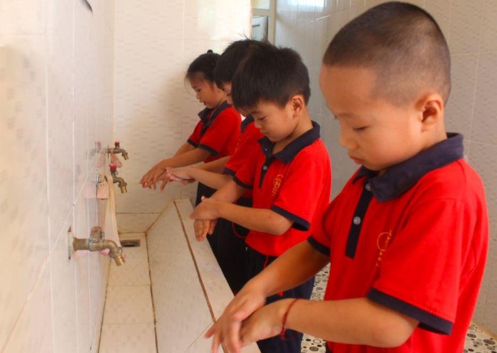 Học sinh trường mầm non Xuân Phong, xã Hợp Phong (Cao Phong) thực hành rửa tay đảm bảo vệ sinh tại trường học. (Ảnh: Báo Hòa Bình)