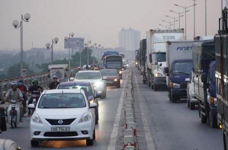 Tình trạng tắc đường, ùn tắc giao thông trên cầu Thanh Trì thường xuyên xảy ra do sự bố trí, sắp xếp phân làn, tốc độ chưa hợp lý. (Ảnh: Hải Đăng)